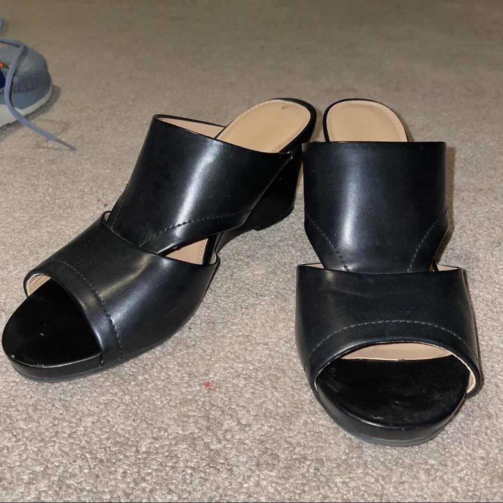 Naturalizer 9.5 black open toed wedges